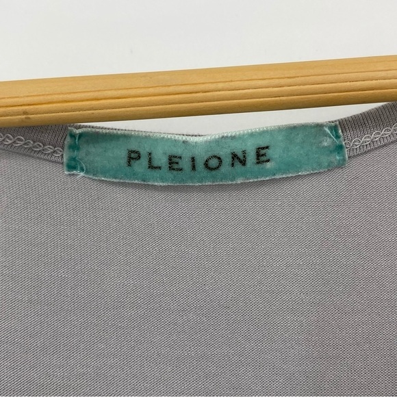 Pleione gray ruffled shoulder & side stretch top, M - Picture 3 of 13